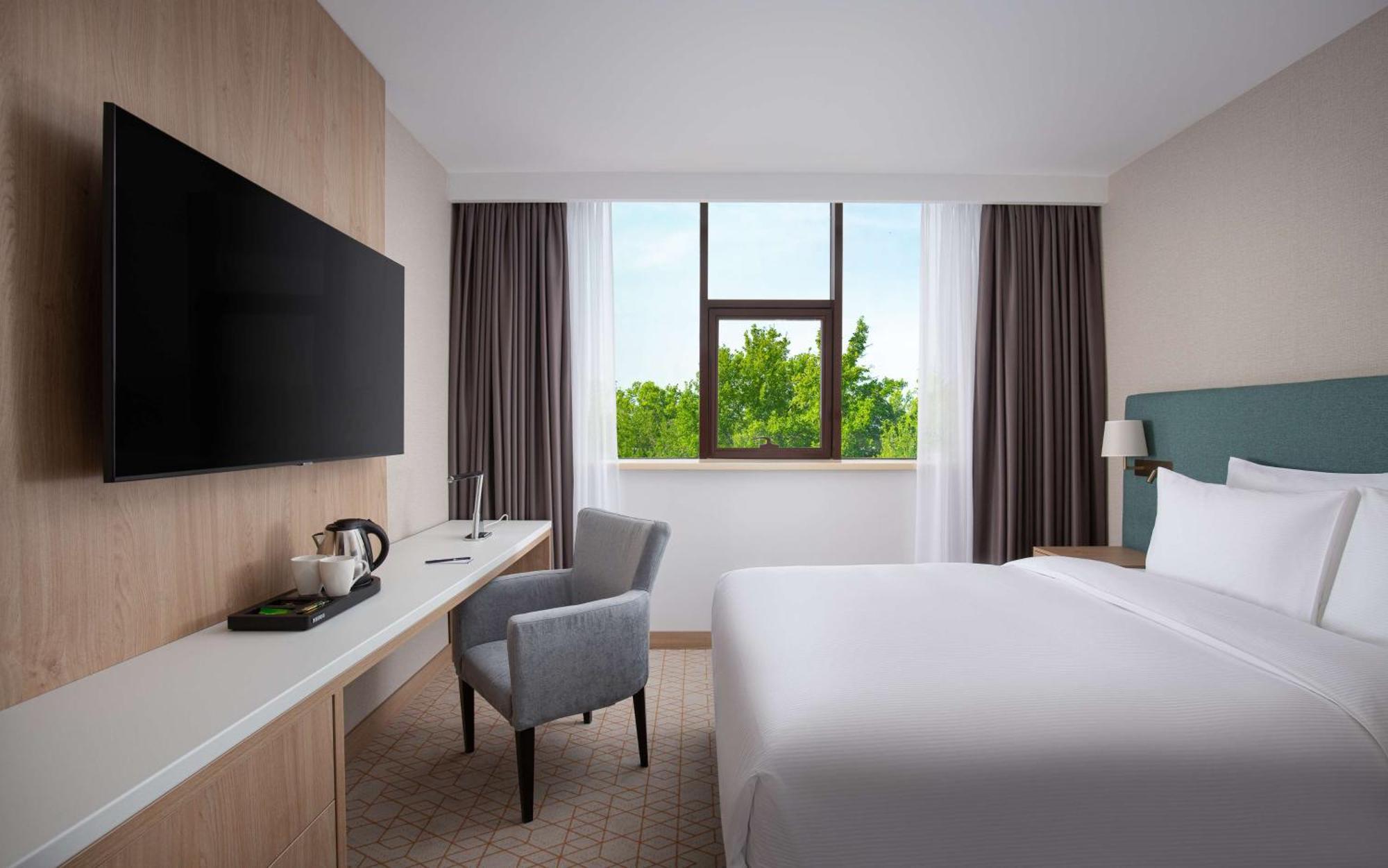 Doubletree By Hilton Shymkent Hotell Eksteriør bilde